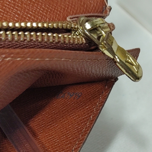 Louis Vuitton Compact Monogram Sarah Wallet - Picture 5 of 15